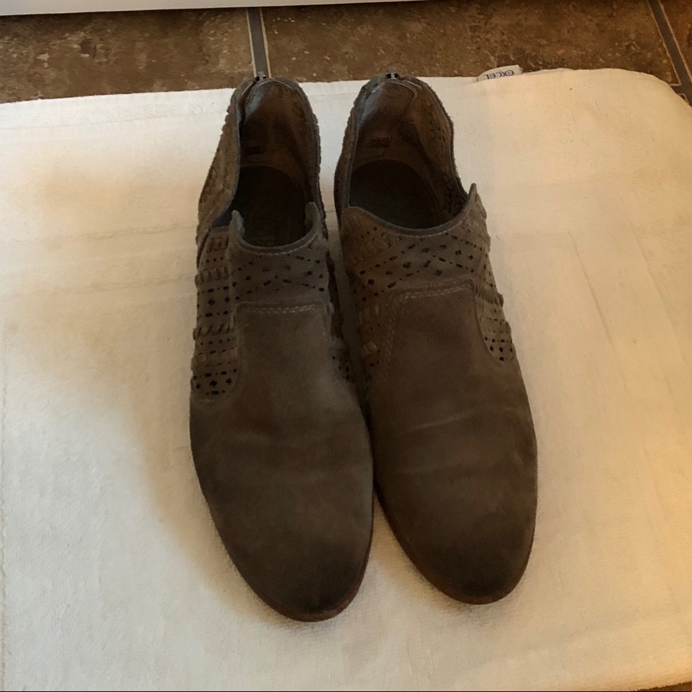 SIZE 9 WELL LOVED VINCE CAMUTO SUEDE BOOTIES
